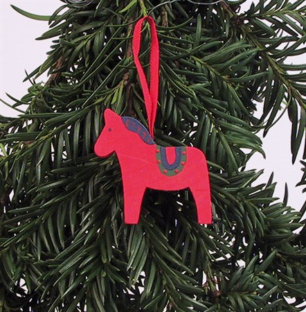 Häst röd med blå/grön dekor